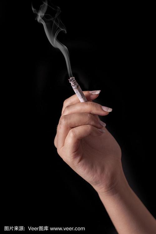 手夹香烟的摄影艺术：捕捉瞬间的优雅 第2张
