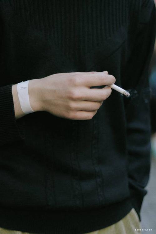 双手拿香烟的礼仪与风格